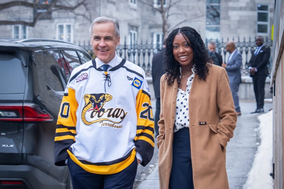 Le premier ministre du Canada Mark Carney en compagnie de Tatiana Auguste lors de sa visite à Terrebonne en février 2026
