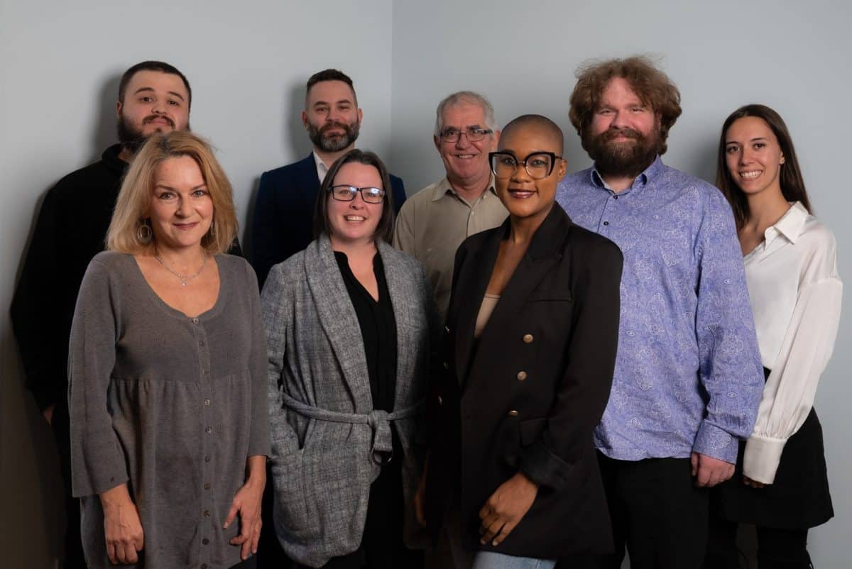L'équipe de rédaction du journal La Voix, de gauche à droite : Émilio Constanza, Reine Côté, Dany Baribeau, Marie Pier Lafleur, Benoît Bilodeau, Anne Merline Eugène, Christophe Godon et Jade Lesieur. Absents de la photo : Iona Mousli, Phoeby Laplante et Sylvain Leblanc.