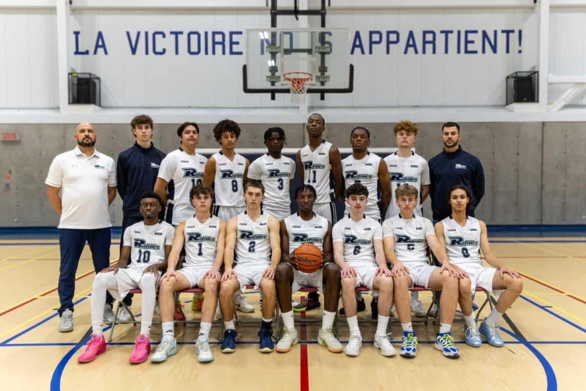 Officiel en costume bleu signant un document avec joueur vêtu d'uniforme bleu équipe Terrebonne