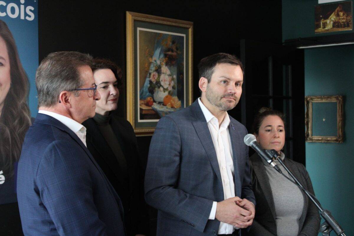 Sept professionnels souriant posent ensemble devant mur promotionnel avec logo CCIM et texte orange