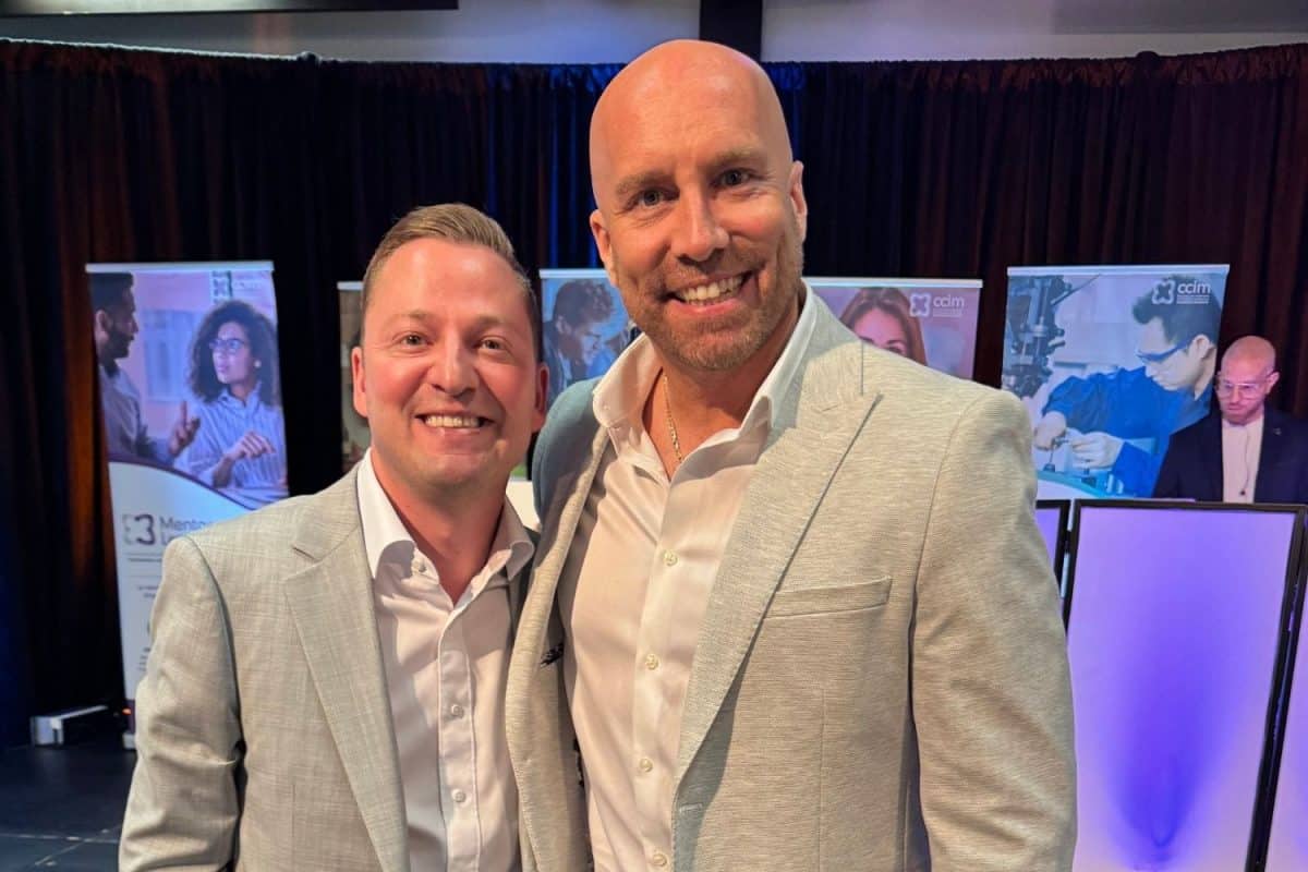Deux participants posant devant des bannières de la CCIM lors du Dîner du maire de Terrebonne