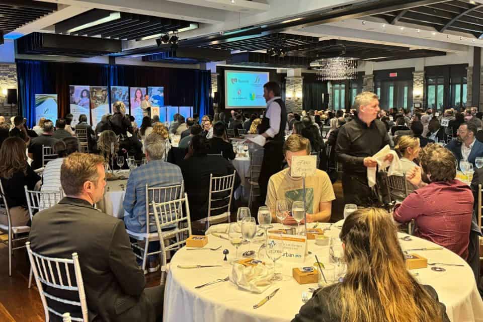 Grande salle de banquet comble lors du Dîner du maire de Terrebonne, tables rondes et écran de présentation
