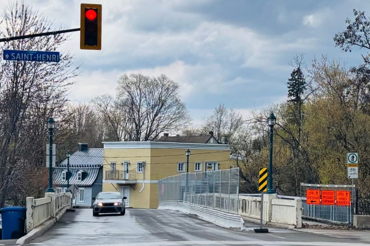 Pont Saint-Henri à Mascouche avec passerelle piétonne fermée par des barrières, panneaux de signalisation de voie barrée