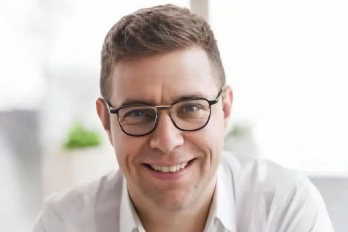 Portrait rapproché du maire de Mascouche Guillaume Tremblay dans un bureau lumineux, regard face à la caméra