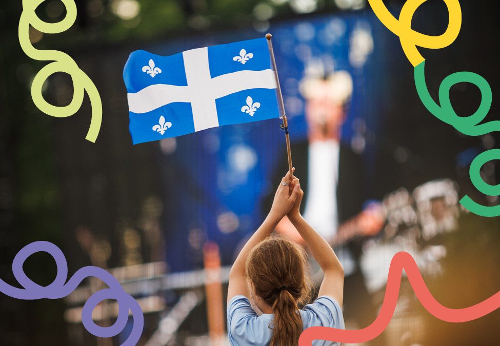 Personne tenant un drapeau du Québec devant une scène de spectacle extérieure. L’image évoque une célébration de la fête nationale dans une ambiance festive et colorée.