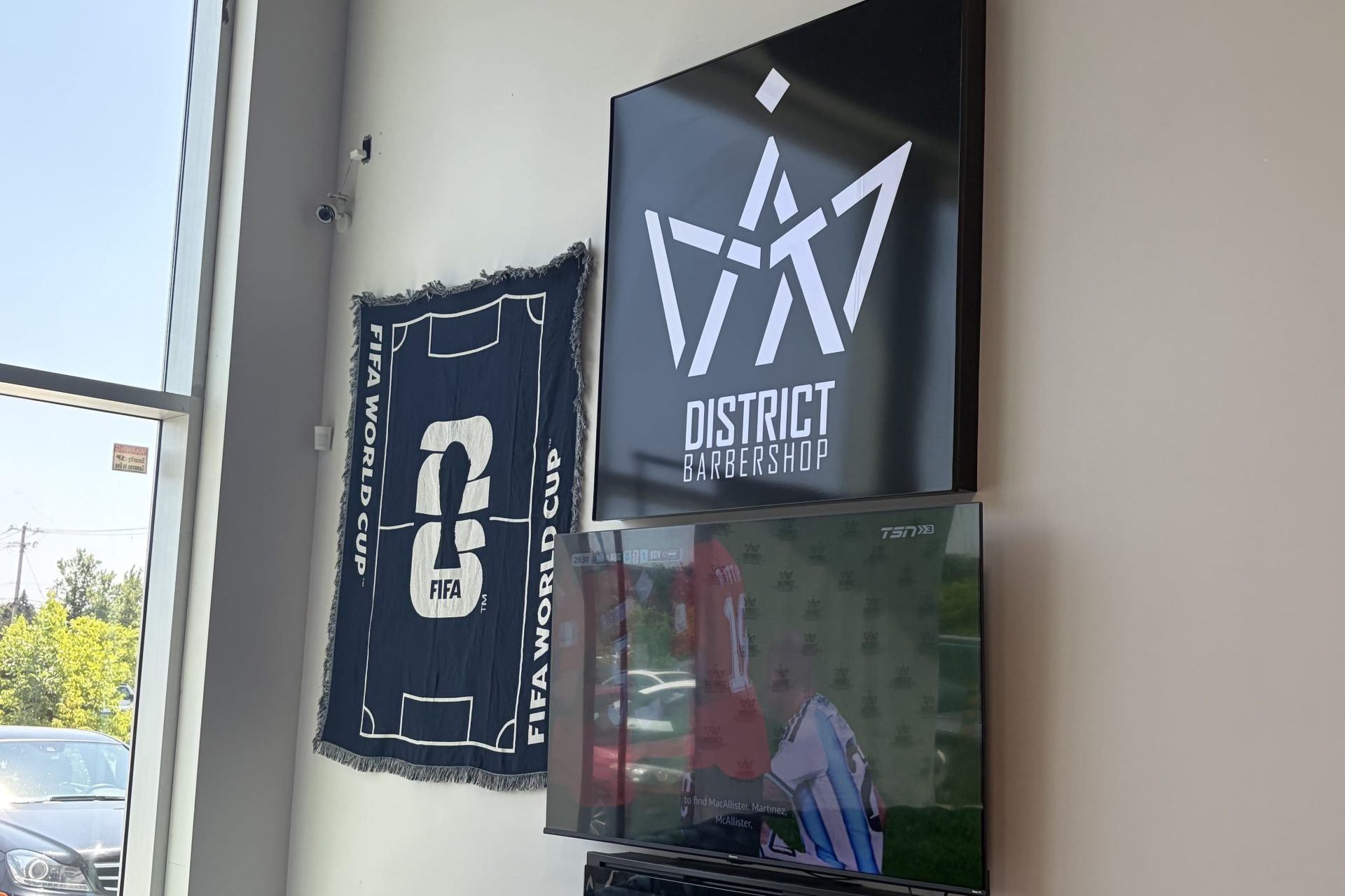 Photo : Émilio Constanza - le salon de barbier District ouvrait ses portes aux amateurs de soccer durant la Coupe du monde.