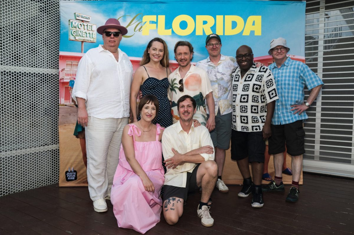 Groupe de personnes posant devant une bannière promotionnelle du film "La Florida" avec le logo Juste pour Rire