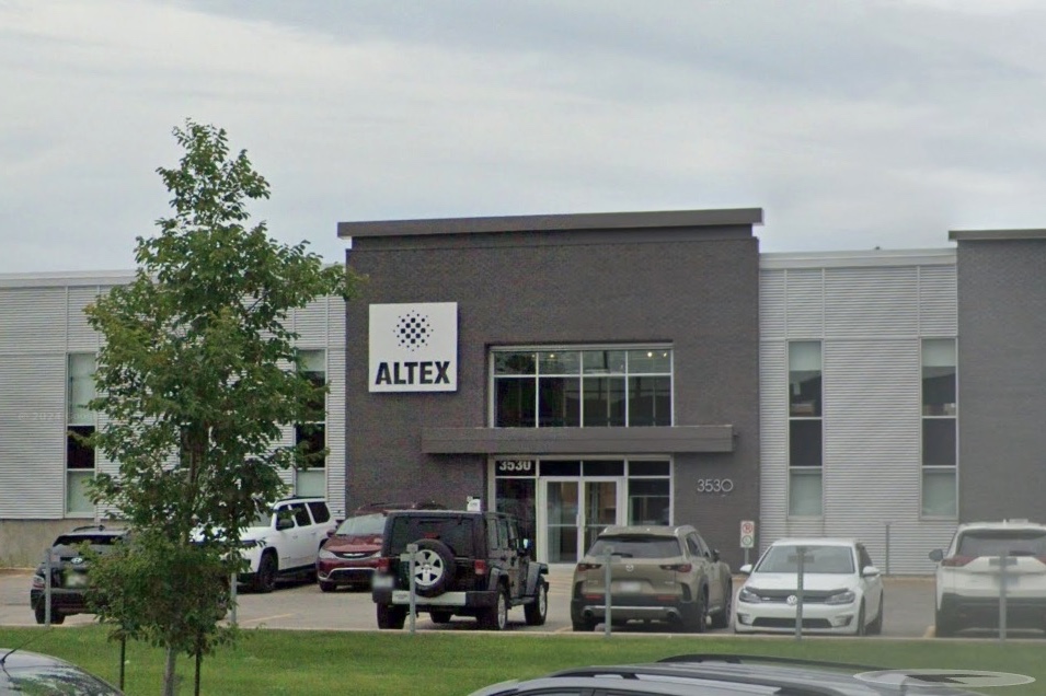Bâtiment de l’entreprise Altex, situé au 3530, avec plusieurs véhicules stationnés devant l’entrée principale.
