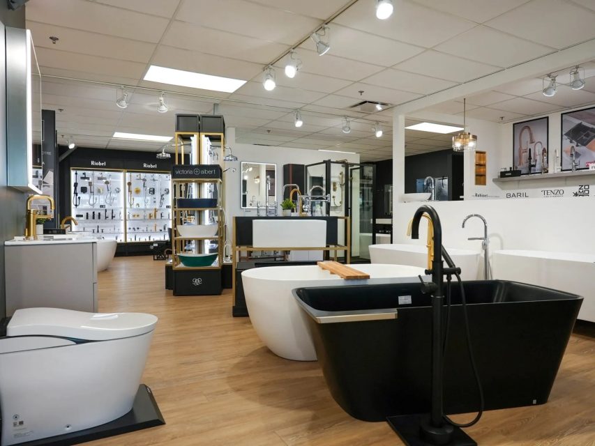 Bains, robinets et autres éléments de la salle de bain exposés dans la salle de montre de Thalassa à Laval.
