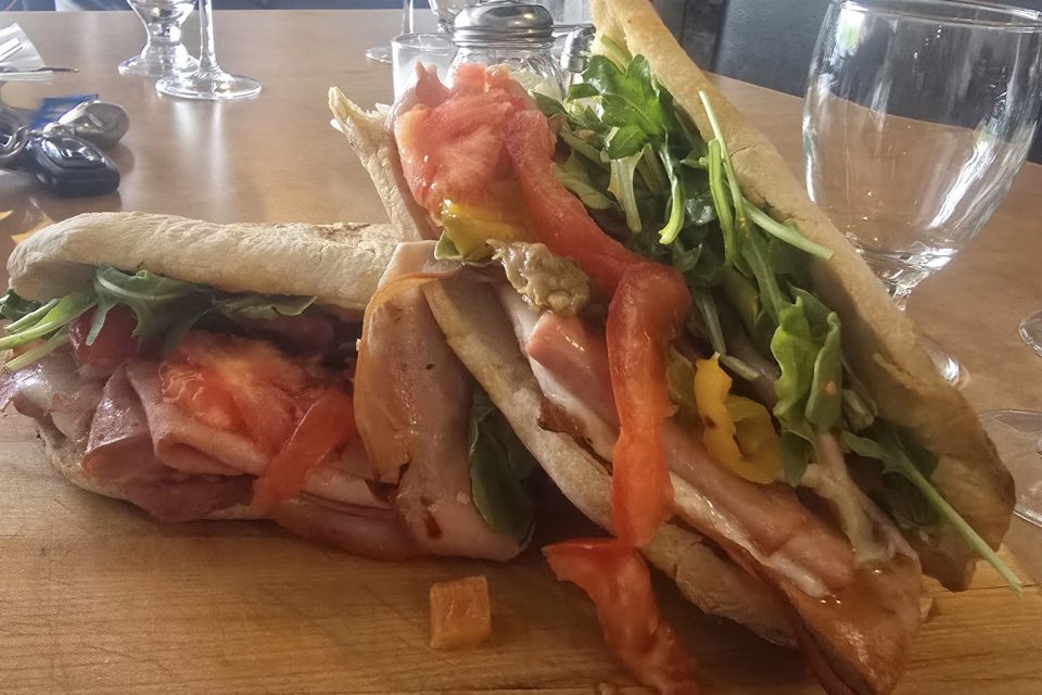 Sandwich garni de tomates et légumes, préparé par le resto La Cucina Di Papa à Mascouche